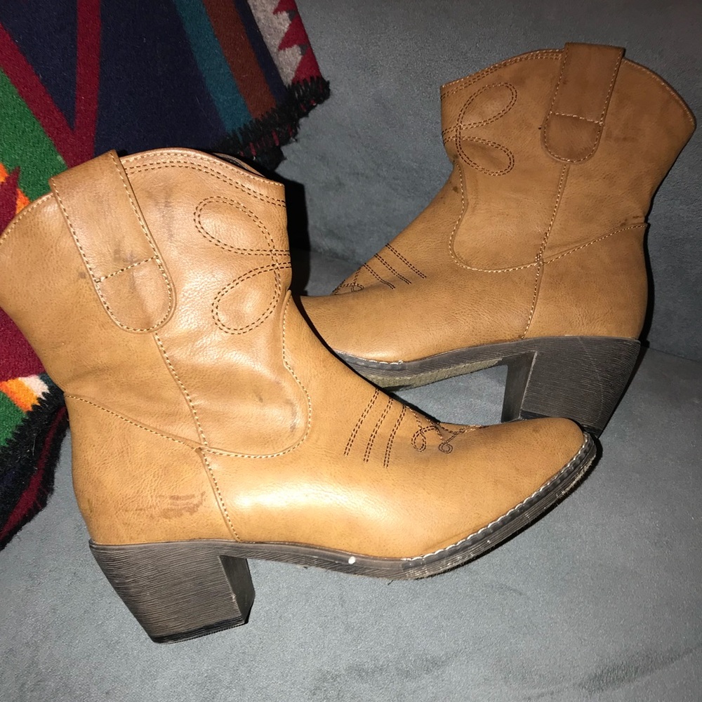 Short faux leather cowboy boots size 8